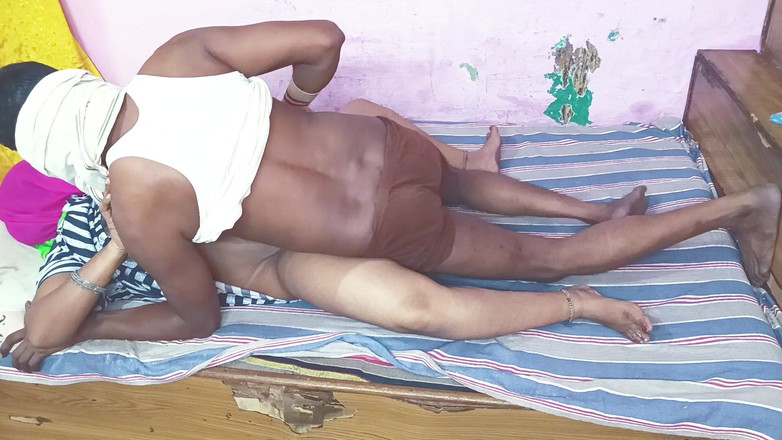 Priyabhabhi2011: Stiefvader neemt zijn kleine stiefdochter voor bed