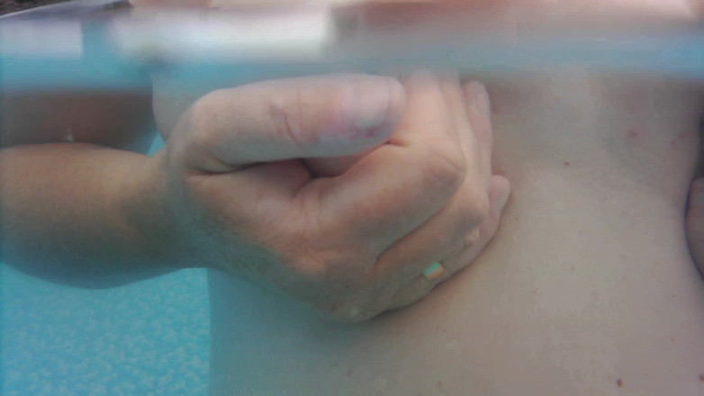 SimoneLive1: Prsa V Bazénu