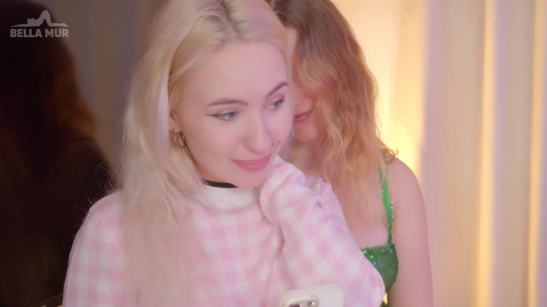 Bella Mur: Sensuele lesbische seks met blondine en roodharige