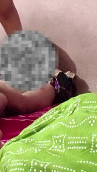 Arkadaşının ateşli karısı seks tatmini için kocasını aldattı. Tam lenght seks videosu