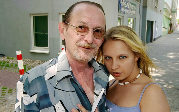 Sextermedia by Pete: Sexy rubia chupando polla vieja