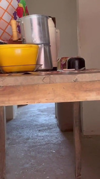 É impossível não gozar enquanto assiste este vídeo da empregada dando-lhe a bunda na cozinha. o Completo