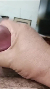 Hung Max mluví sprostě, předvádí své mega genitálie a natáčí 2 dávky 4K