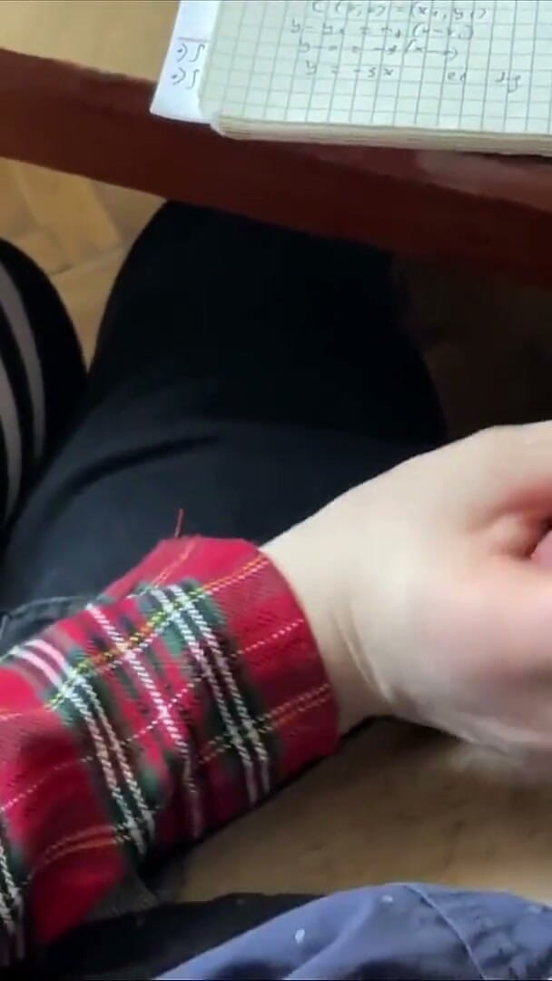 Marshmallow Sweet: Schulmädchen-handjob wieder im Mathe-Unterricht unter dem tisch und sogar ein...