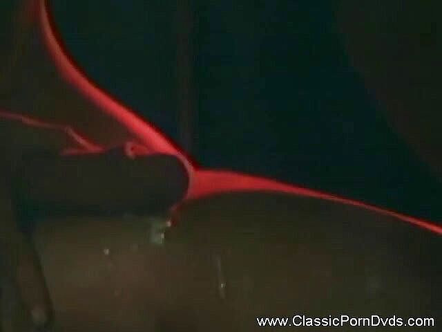 Classic Porn DVDs: 침대에서 자지를 빨고 따먹는 사랑스러운 밀프