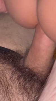 Tati păros excitat fute un cur strâmt sexy fără prezervativ