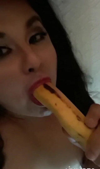 Miss Madii: Miss Madii banana blow job NO AUDIO