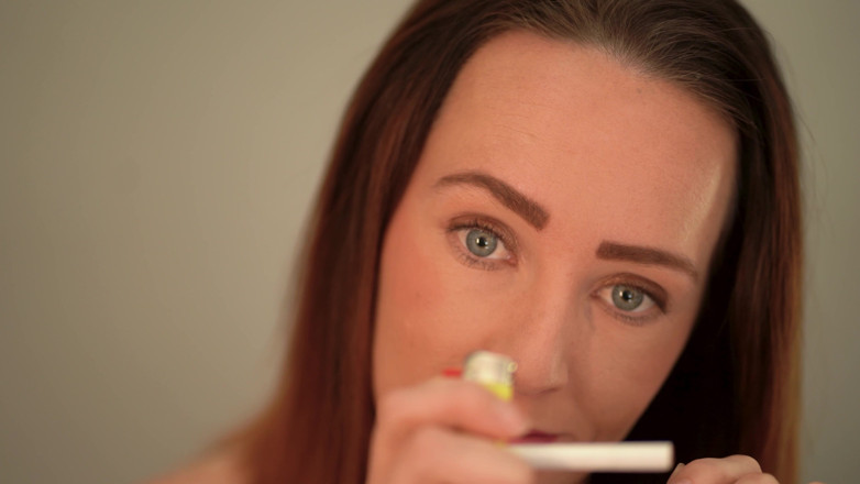 Alicia Robertz: Nahaufnahme Smoking - sexy lippen &amp; rauch necken