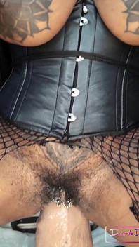 Sapık sürtük kraliçe karanlık tanrıça sikişi ve fışkırt dev gıdıklayıcı niki 8xl