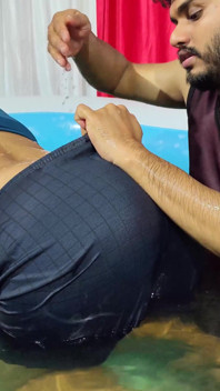 Toket panas mengisap di kolam renang dan melepas keausan dan menuangkan air ke pantat