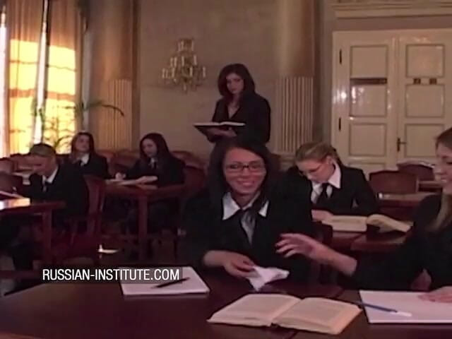Russian Institute: Хардкорний секс утрьох з гарячою блондинкою-тінкою