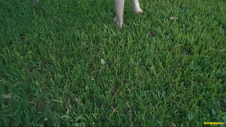 Man Puppy: Plížení na špinavých bosých nohou venku