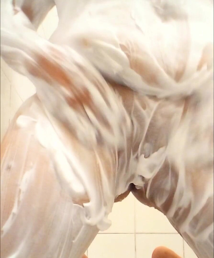 NastyNymphoMilf: Regarde-moi crémer mon corps sous la douche