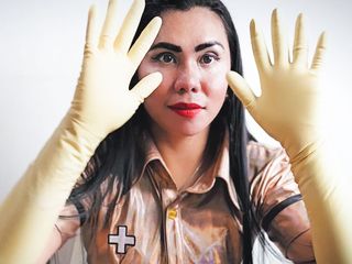 Domina Fire: Fetiș medical cu mănuși din latex
