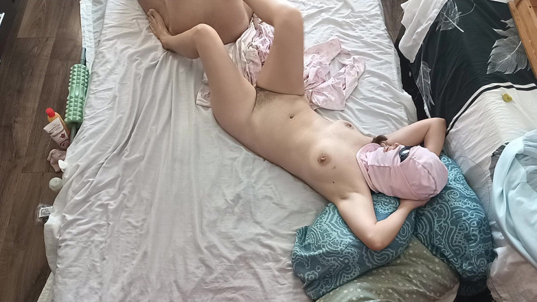 Mirsur: Preludiu în dormitor cu un cuplu de amatori.