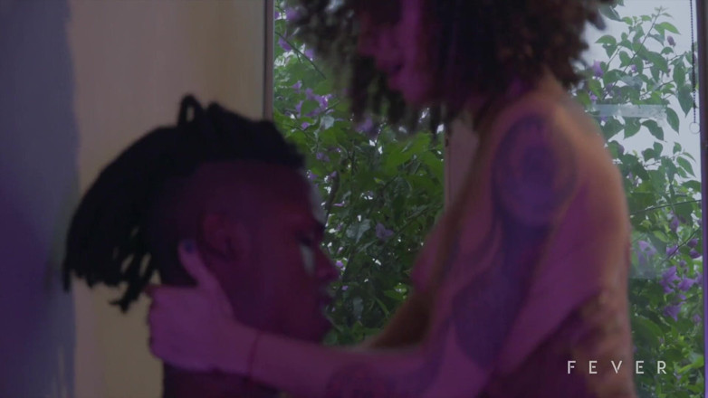 Fever Films: Interraciaal - zwarte man verkent het roze poesje van brunette