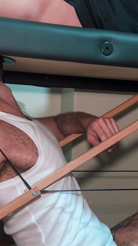 Masseur streichelte am ende meinen harten, behaarten schwanz und ich fickte ihn hart, bis sein bauch voller sperma war