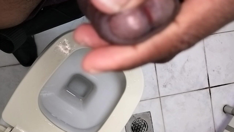 Blackcock83: Chico indio se masturba y mea en el baño