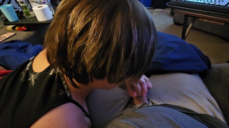 Funhousewife69: また素晴らしいフェラチオをしながら、スクリームを見ながら、彼は私の中に深く入っている