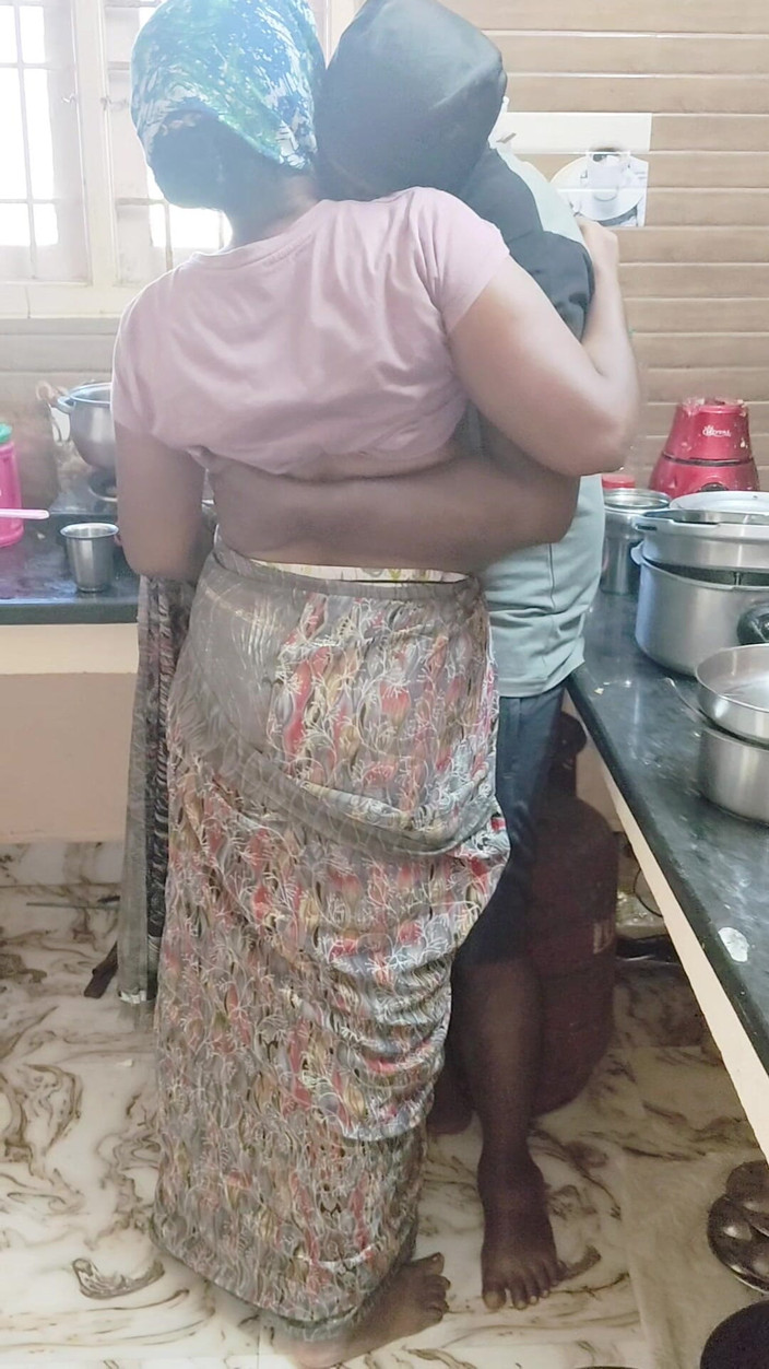 Thesana: Manželka v domácnosti šuká poslíčka s plynovými válci