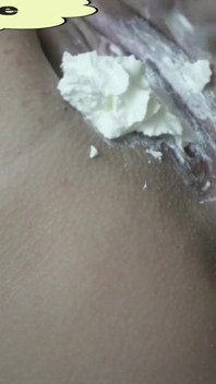 Une belle-mère jouit après un cunnilingus avec de la crème fouettée