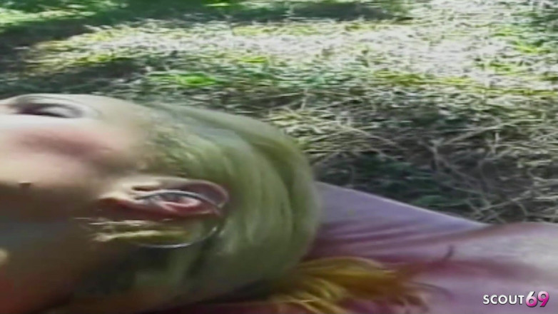 Shemale TS Collection: Blonde sexy shemale wordt buitenshuis op vakantie verleid en anaal...