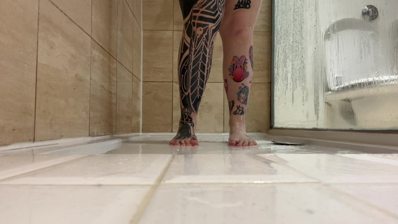 Miss Valentina: シャワーを浴びる足元ビュー