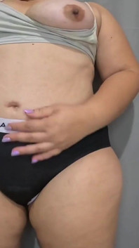 Madrasta rabuda balançando sua bunda enorme, bundas de salto