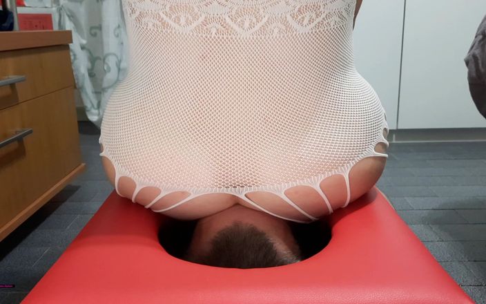 goddess82: Adoro ignorarti mentre mi strozzi nel mio buco del culo!