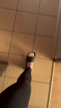 Füße in Flip-flops und gehen in Flip-flops