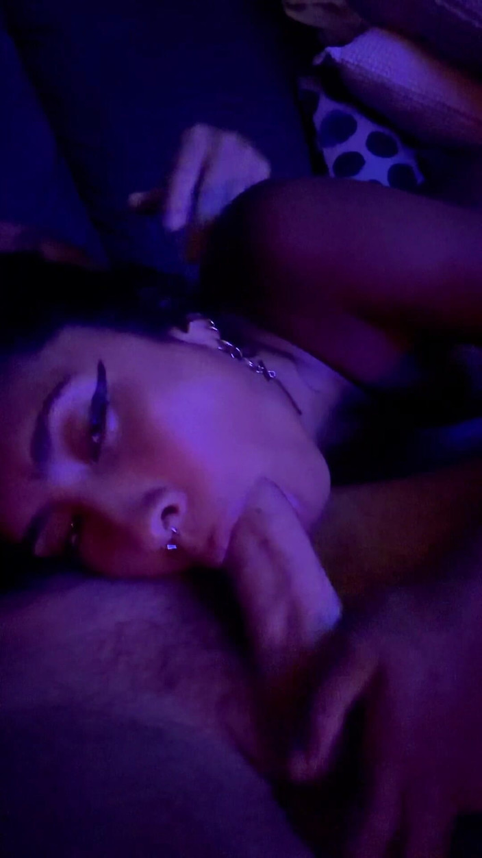 Johnny Grey: La calda latina succhia un grosso cazzo per ore dopo...