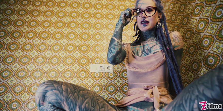 Z-Filmz: गुदा जंभाई और किताबों और खिलौनों पर पेशाब