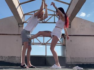 Petite Princesses Femdom: आउटडोर बंधन वर्चस्व दब्बू माचो अपमान के साथ लापरवाह स्वामिनी सोफी