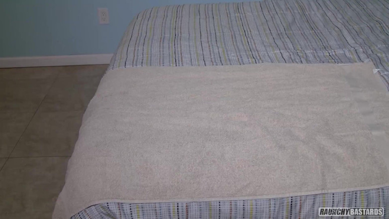 Raunchy Bastards: Безработный механик дает свою девственную пизду