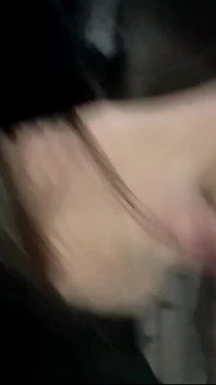Sie lutscht meinen schwanz gierig und ich komme in ihren mund!!