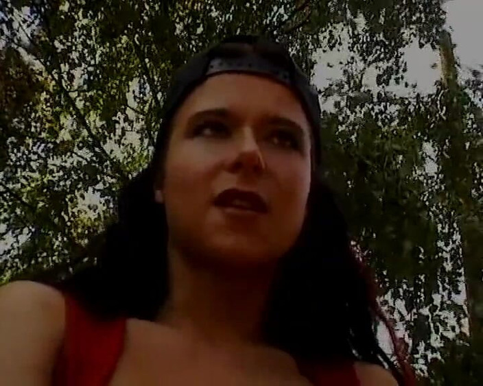 BB Video - Old School: Немецкая тинка с большими натуральными сиськами на улице в соло в любительском видео No3