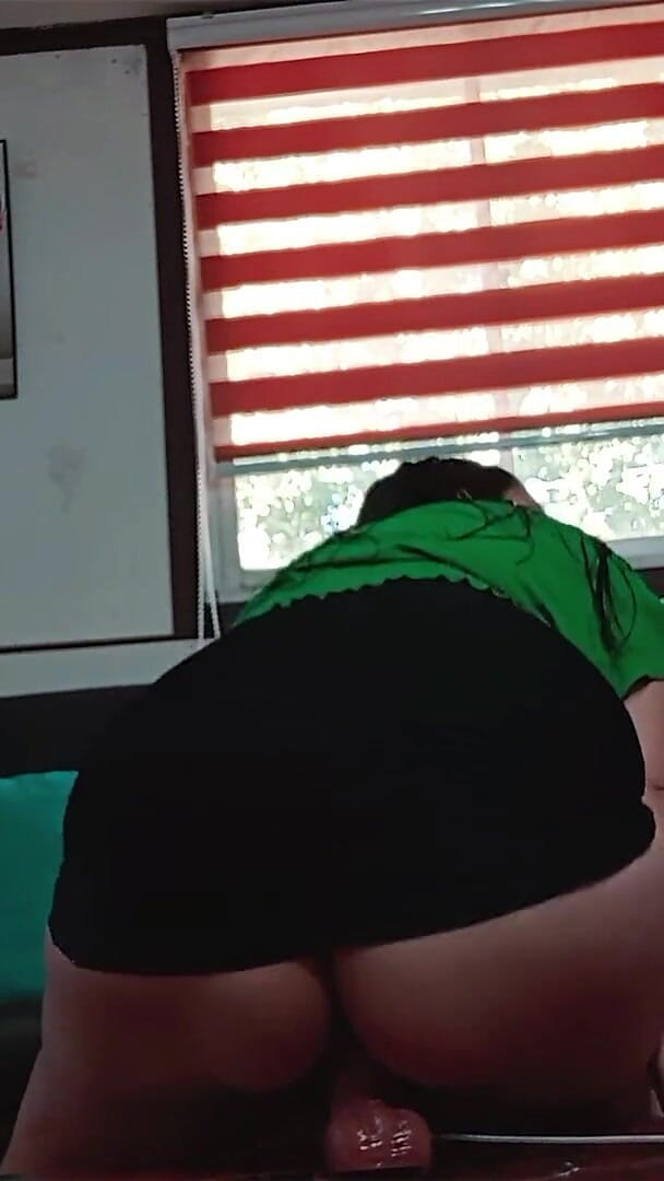 I Put the Dildo in My Pussy in the Living Room (Kelly hot stepmom) I Put the Dildo in My Pussy in the Living Room (Kelly hot stepmom)