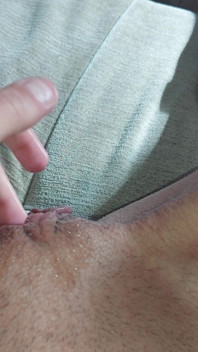 Gadis remaja sange lagi asik masturbasi memek beceknya - close up pov