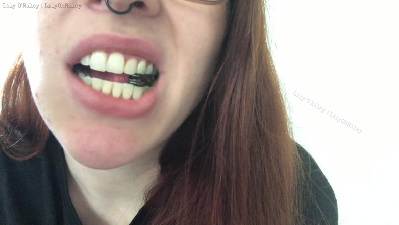 Lily O'Riley: Spotřeba gummy bear se zvuky pusy