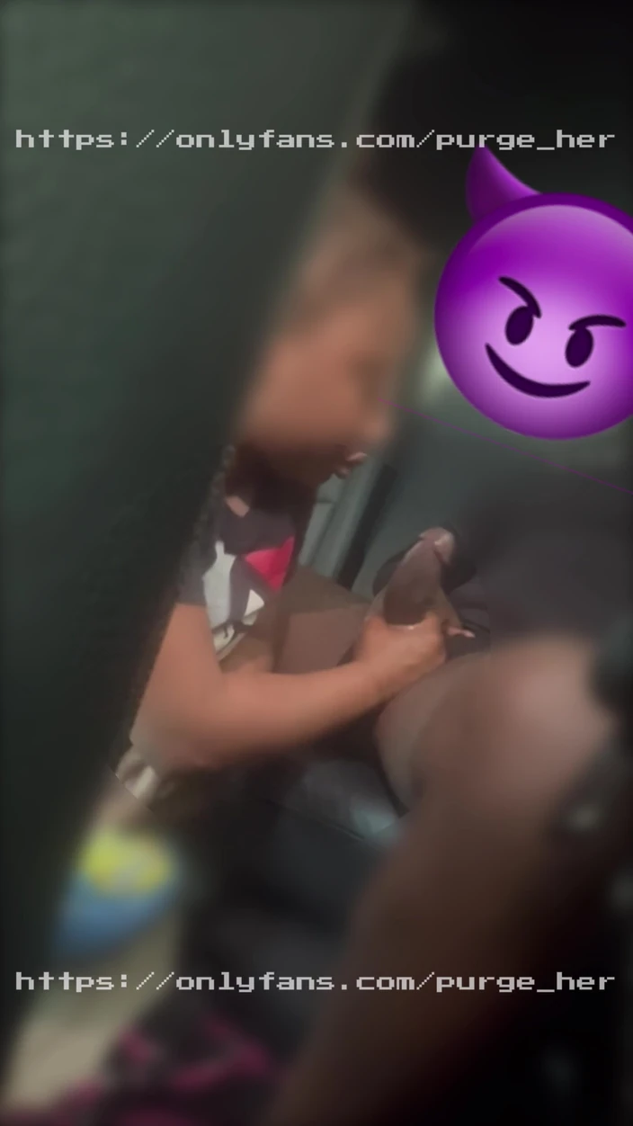 Purge_her: Bibir Besar Membuatku Basah Karena Di Kursi Belakang Mobil