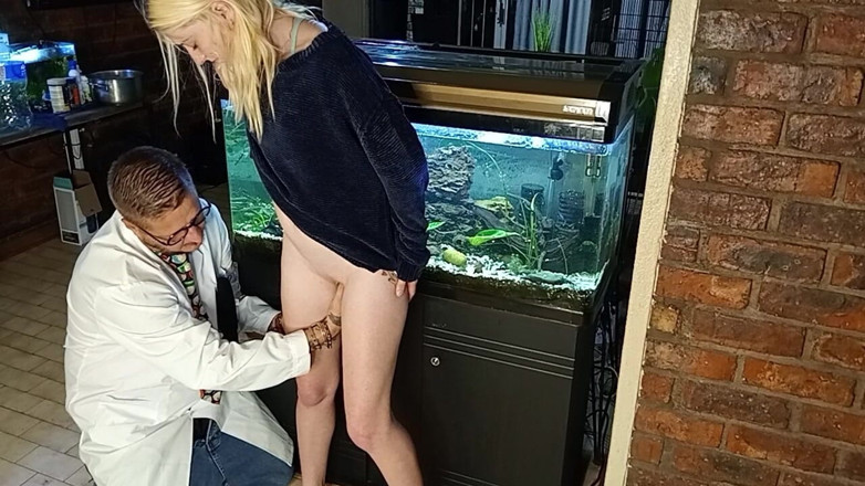 Bigjoefuckalott: Dedo fodendo minha pequena loira girlfriemd