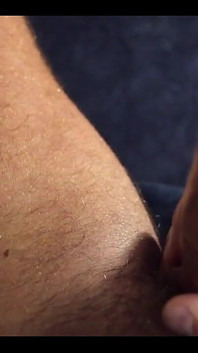 Vrei un tati? o voce bărbătească profundă? o pulă strălucitoare? o gaură alunecoasă inundată cu spermă? Press Play Boy.