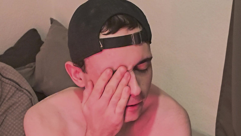 BareBastian: 트윙크가 그의 얼굴에 통통한 정액을 뿜어낸다!