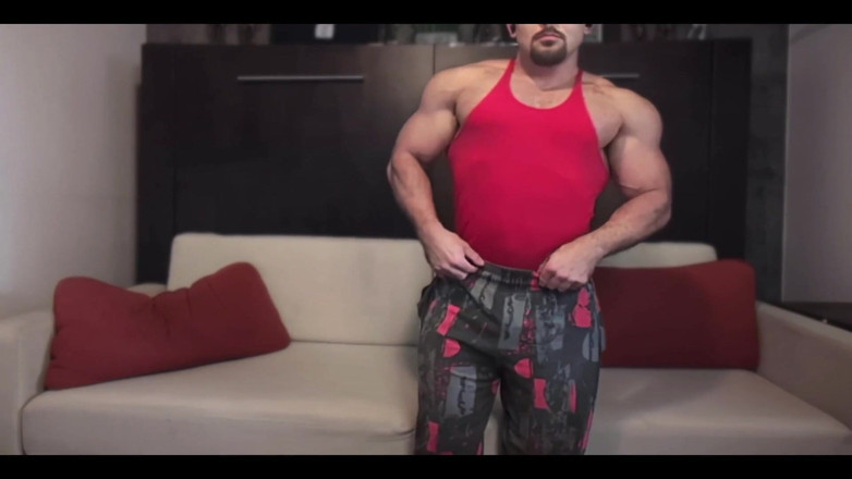 Benji Bastian: Culturista etero si mostra flettendo e posando Enorme corpo muscoloso