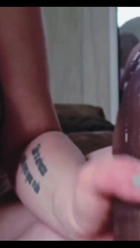 Lexi chevauche et jouit sur une grosse bite noire