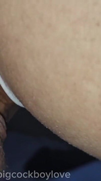 O ejaculare puternică de spermă de la un penis de 10 inci în timpul sexului dur fără prezervative cu un Twink