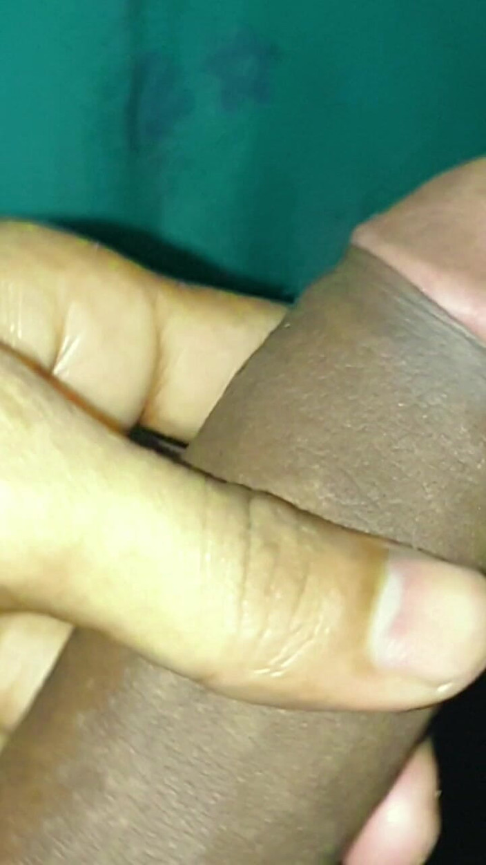 Xujjal: Un garçon desi sexy masse son pénis dans la chambre...