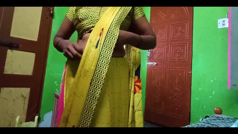 Ammukutty88: Ammu Showing Big Boobs and Changing the Saree