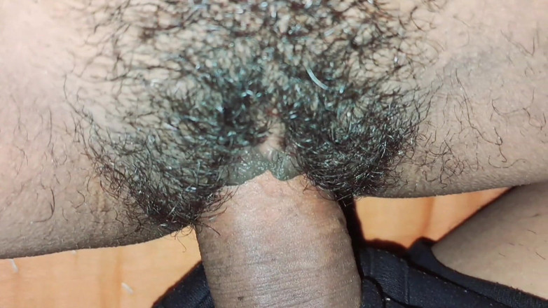 Trilokinath: 家のランドリールームで継母に抱かれた