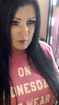 Hübsche MILf raucht natürlich